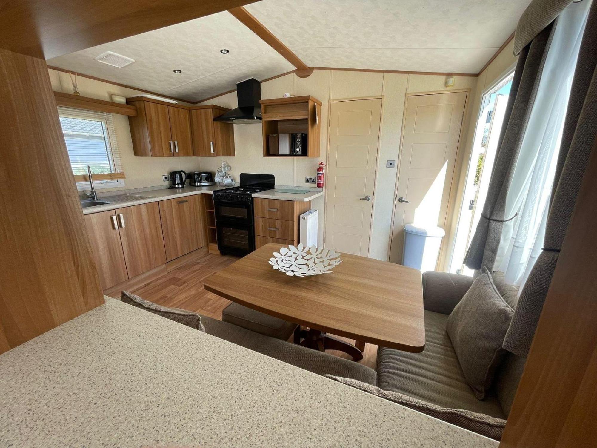 6 Berth Caravan With Decking At Manor Park In Hunstanton Ref 23017H ภายนอก รูปภาพ